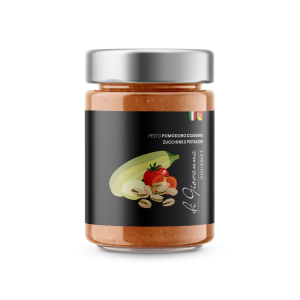 Pesto mit Kirschtomaten, Zucchini und Pistazien